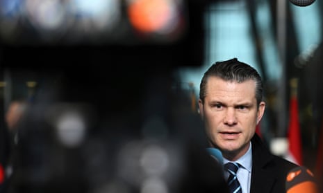 O secretário de Defesa dos EUA, Pete Hegseth, fala com a mídia quando ele chega para uma reunião de ministros de defesa da OTAN na sede da OTAN em Bruxelas.