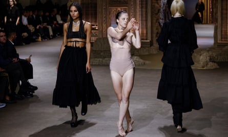 Une danseuse se produit alors que des mannequins présentent des créations de la collection de Maria Grazia Chiuri pour Dior.
