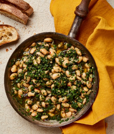 A pan of butter beans in salsa verde.