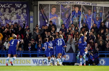 Chelsea'den Sophie Ingle açılış golünü atmayı kutluyor.