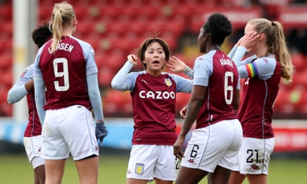 Mana Iwabuchi with her new Aston Villa teammates