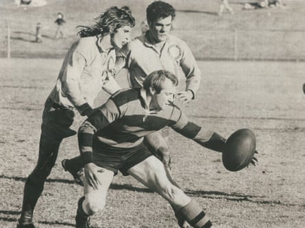 Photo en noir et blanc de Terry Strong jouant au rugby