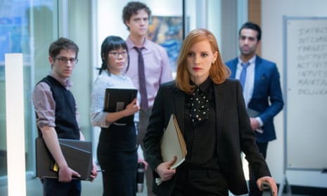 M6 DF-01971.CR2 Noah Robbins, Grace Lynn Kung, Douglas Smith, Jessica Chastain and Al Macadam star in EuropaCorp's "Miss. Sloane". Photo Credit: Kerry Hayes © 2016 EuropaCorp Ð France 2 Cinema