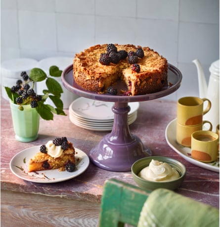 Almond and blackberry tosca cake.