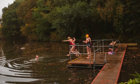 Un groupe de femmes nageant dans la nature se baigne dans les étangs de Hampstead Heath.