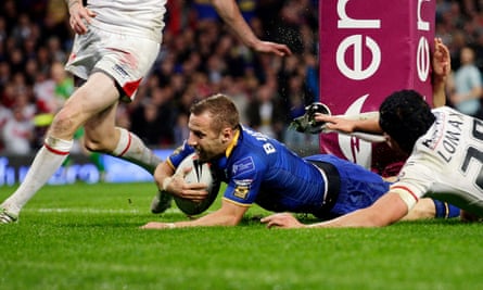 Rob Burrow scores a try for Leeds