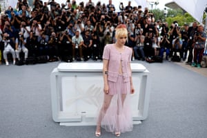 Dozens of photographers point cameras at Kristen Stewart