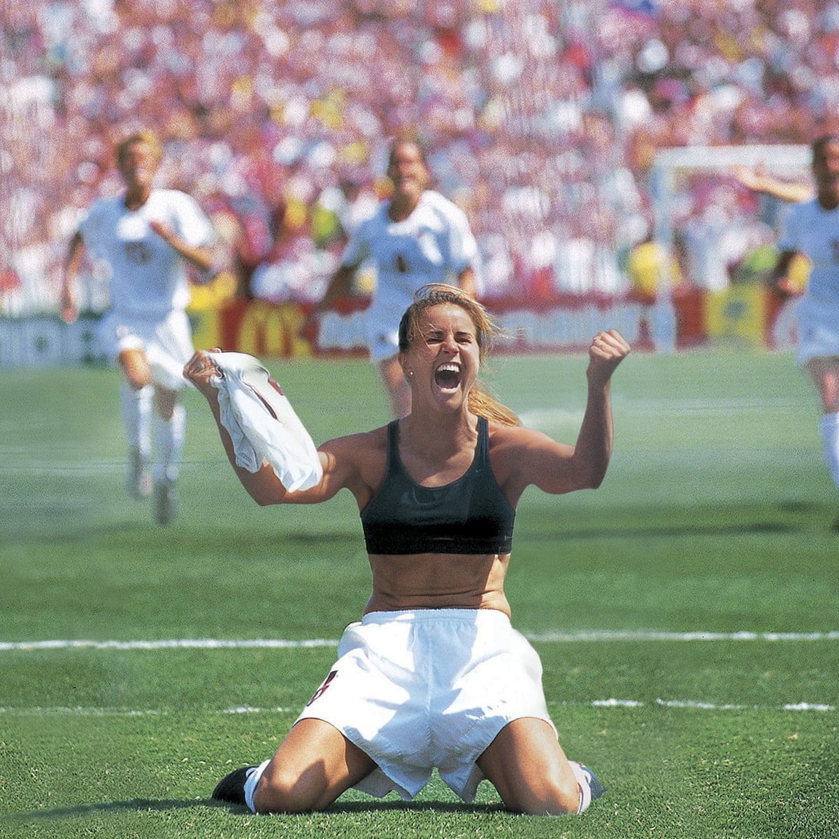 Momentos decisivos de la Copa Mundial Femenina No 4: Brandi Chastain en 1999 |  Copa del Mundo Femenina |  El guardián