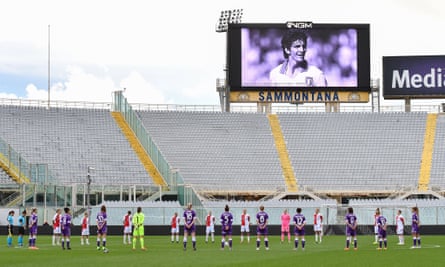 Players hold a minute’s silence for Rossi before the Women’s Champions League game between Fiorentina and Slavia Prague.