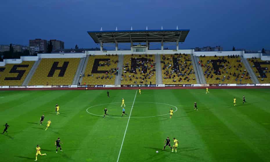 Le FC Sheriff en action contre le FC Petrocub dimanche dernier lors d'un match de championnat de Moldavie.