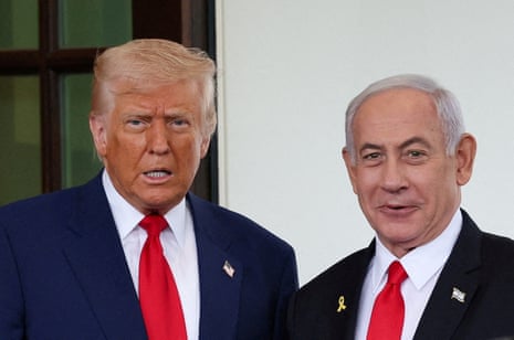 Donald Trump welcomes Benjamin Netanyahu at the entrance of the White House on 7 April 2025.