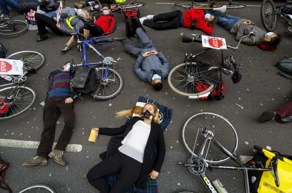 Protesters stage a die-in protest at an anti-pollution rally outside the Department for Transport in London, 27 April, 2016. 