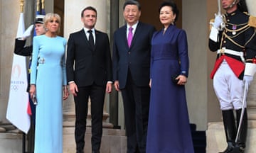 Brigitte and Emmanuel Macron held a welcoming banquet for Xi Jinping and his wife, Peng Liyuan, at the Élysée Palace on Monday evening.