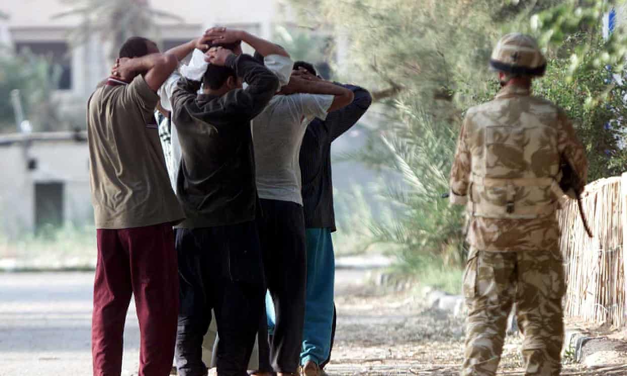 British soldiers guard Iraqi prisoners