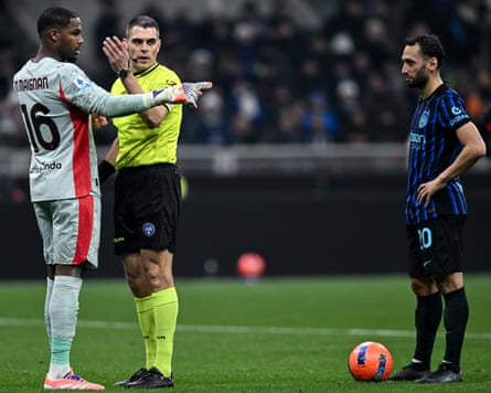 Milan’s Mike Maignan plays every trick in the book up against Inter’s Hakan Calhanoglu.