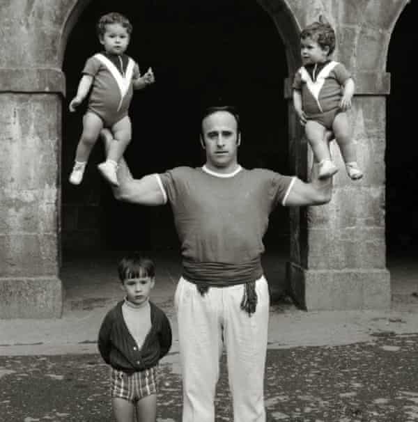 Sevilla’s Julen Lopetegui: ‘I’m the black sheep of the family, hooked on football’ | Sevilla 2 A young Julen Lopetegui stands next to his father, José Antonio, as his sisters get a lift.