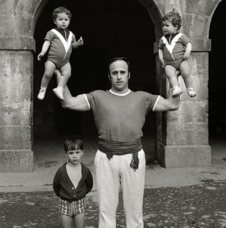 A young Julen Lopetegui stands next to his father, José Antonio, as his sisters get a lift.