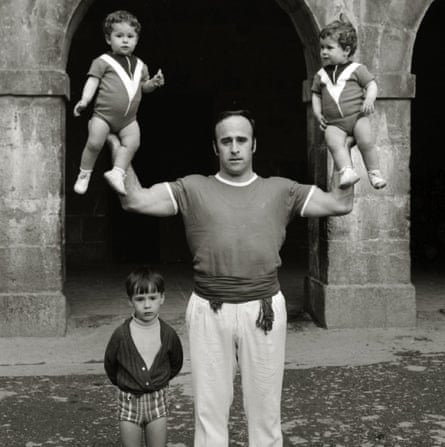 Julen Lopetegui regarde ses deux sœurs portées par son père, José Antonio.