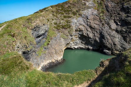 ‘Sebuah perjalanan turun ke hamparan pantai yang indah’: tempat-tempat tak terduga yang disukai pembaca di Wales ‘Sebuah perjalanan turun ke hamparan pantai yang indah’: tempat-tempat tak terduga yang disukai pembaca di Wales