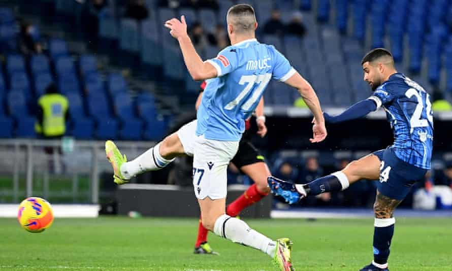Lorenzo Insigne abre el marcador para Napoli, apenas su segundo gol en juego abierto esta temporada.