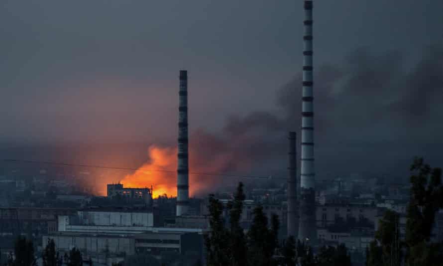 الدخان واللهب يتصاعدان بعد غارة عسكرية على مجمع مصنع آزوت للكيماويات في سيفيرودونتسك في منطقة لوهانسك يوم السبت
