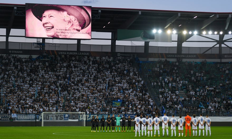 Les joueurs et supporters du FC Zürich et d'Arsenal participent à une minute de silence avant la deuxième mi-temps de leur match de Ligue Europa jeudi.