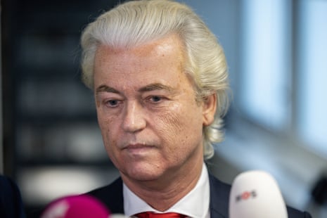 Geert Wilders fala com a mídia depois de tirar seu partido da frágil coalizão em Haia, na Holanda.