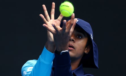 Une fille de balle attrape une balle lors du match du premier tour entre Sofia Kenin et Victoria Azarenka