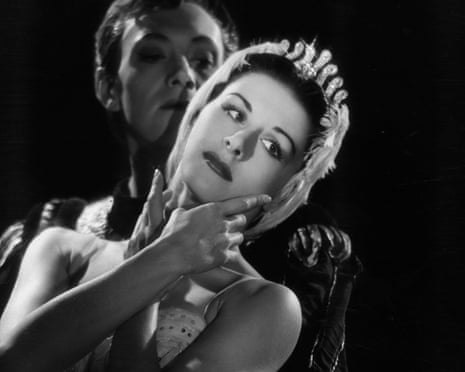 Violetta Elvin<br>1953: Ballerina, Violetta Elvin (Violetta Prokhorova) and John Field (John Greenfield) dancing in Swan Lake. (Photo by Baron/Hulton Archive/Getty Images)