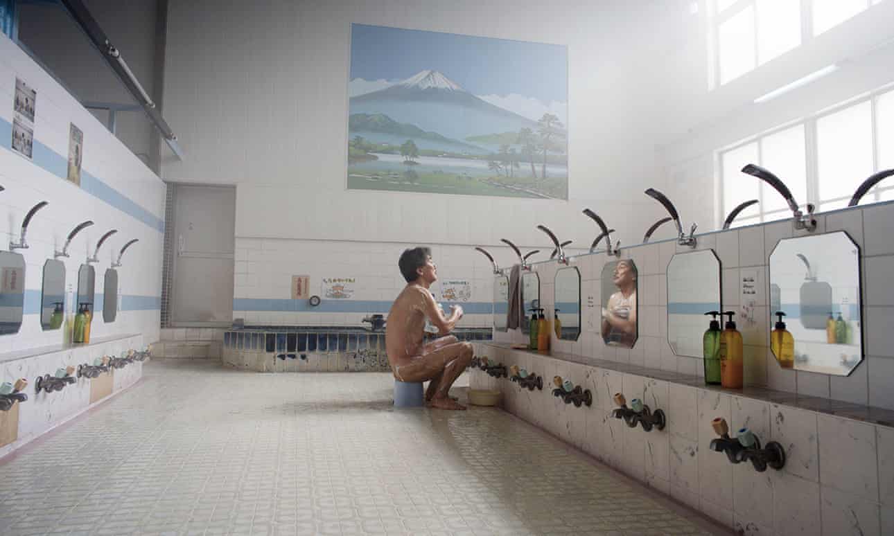 Tokio ofrece tours de baños en medio de la emoción por la esperanza de Oscar de Wim Wenders.