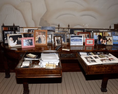 A photo of Donald Trump and Epstein is on the right hand side