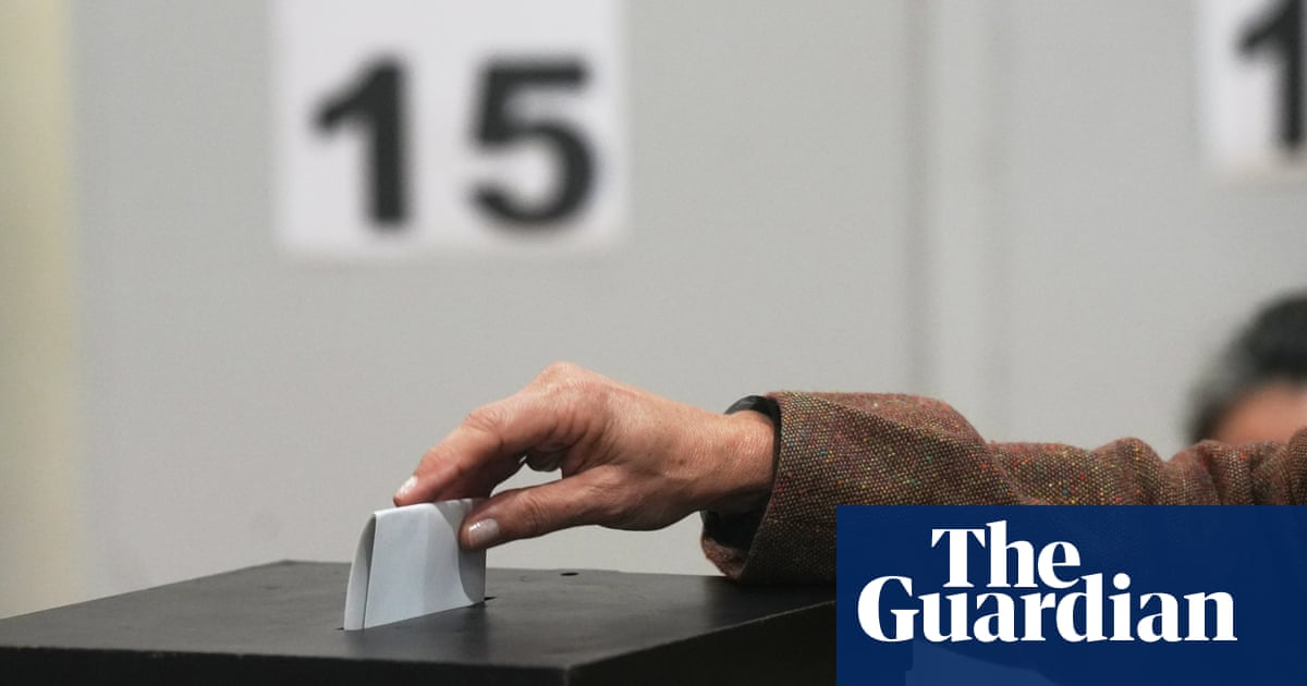 Centre-left candidate expected to see off far right as Portugal votes in presidential runoff