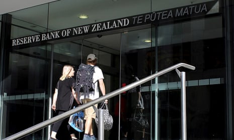 Two people walk towards the entrance of the Reserve Bank of New Zealand