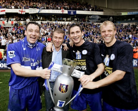 John Terry, Roman Abramovich, Frank Lampard and Eidur Gudjohnsen hold a Premier League trophy ballon after winning the top-flight in the 2004-05 season.