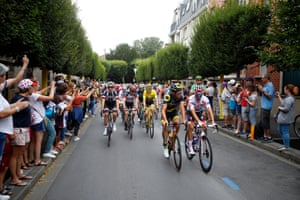 The riders leave for Paris