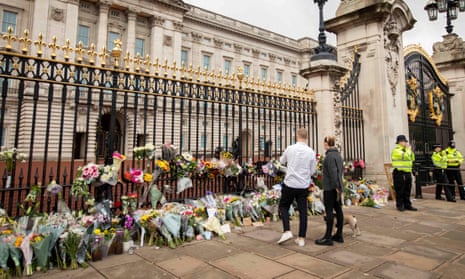 Tributes at the gate of Buckingham Palace on Friday morning after the death of the Queen.