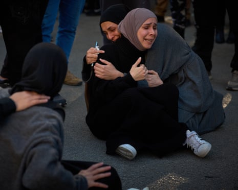 लेबनान के तटीय शहर सिडोन में इजरायली हमले में मारे गए 13 राज्य सुरक्षा अधिकारियों के अंतिम संस्कार के दौरान शोक व्यक्त करते लोग