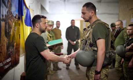 Володимир Зеленски се ръкува с войник