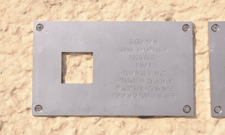 One of the memorial plaques in the Last Address project in Russia. The text reads: ‘Here lived Olga Mikhailovna Rostovtseva; medic; born in 1902; arrested April 28, 1948; Shot April 20, 1950; rehabilitated 1956