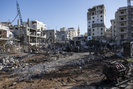 टायर के एक बड़े क्षेत्र में बमबारी स्थल पर मलबे और मलबे के ढेर।