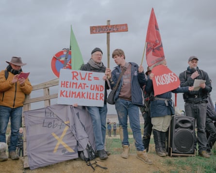 Opposants à l'exploitation du lignite lors d'une manifestation à Lützerath