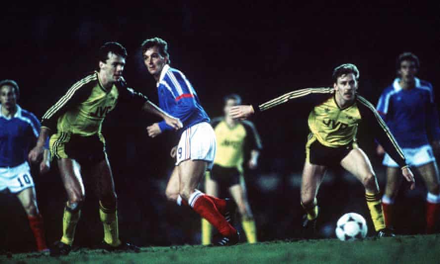 Kevin Richardson and David O’Leary in action for Arsenal.