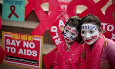 Activists attend an AIDS awareness campaign on the eve of World AIDS Day in Kolkata, Eastern India, 30 November 2018