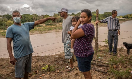 Sharlyu Alegría Hernández, 38 (center-right), spokeswoman for the neighborhood association, with other community members on the shore of Aguan river. Like all her neighbors of Chapagua, was forced to leave her home due to the flood caused by the Eta and Iota storm, late 2020. Chapagua village, Trujillo, Colon, Honduras. Octuber 17, 2021. People of Bajo Aguan, a region of Honduras’ department of Colon, besides historic social conflict due to contended land ownership between peasant communities and powerful oligarchy families who nowadays are exploiting land with huge oil palm plantations, they are also suffering from natural phenomena caused by climate change. In the last decades, several storms and hurricanes affected millions of people, mostly among the highest vulnerable villages around Aguan river. Latest hurricanes, Eta and Iota, late in 2020, flooded several villages and many families had to leave their homes.
