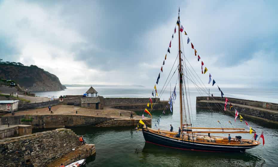 Sailing-Stream.fr ⚓ 10 nouvelles vacances fantastiques au Royaume-Uni sur l'eau | Vacances en bateau ⚓ Cutter Mascotte entrant dans Charlestown.