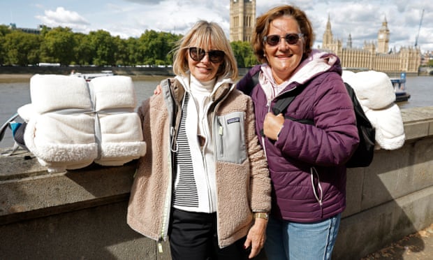 Mourners sprint for final probability to affix queue for the Queen’s lying-in-state | Queen Elizabeth II 1 Marian Chandler and Rosemary Richardson