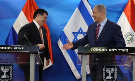 Former president Horacio Cartes, left, and Israeli prime minister Benjamin Netanyahu in Jerusalem in July 2016. 