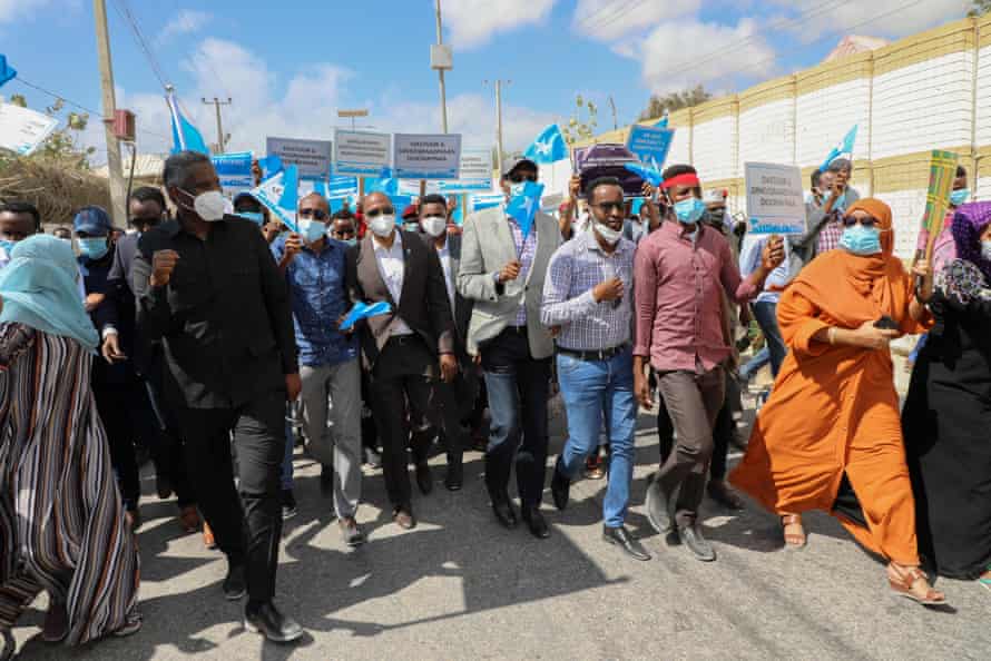 L'ancien Premier ministre Hassan Ali Khaire, au centre, rejoint les membres des partis d'opposition alors qu'ils protestent contre l'impasse politique à Mogadiscio, le 19 février 2021.