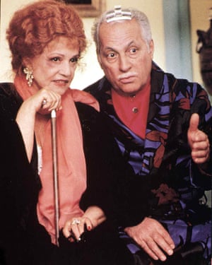 Jeanne Moreau and Michel Serrault in La vieille qui marchait dans la mer, 1991