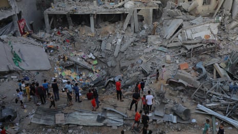 공습으로 가자지구 중앙에 있는 알마가지 캠프의 빵집이 파괴되었습니다 - 비디오